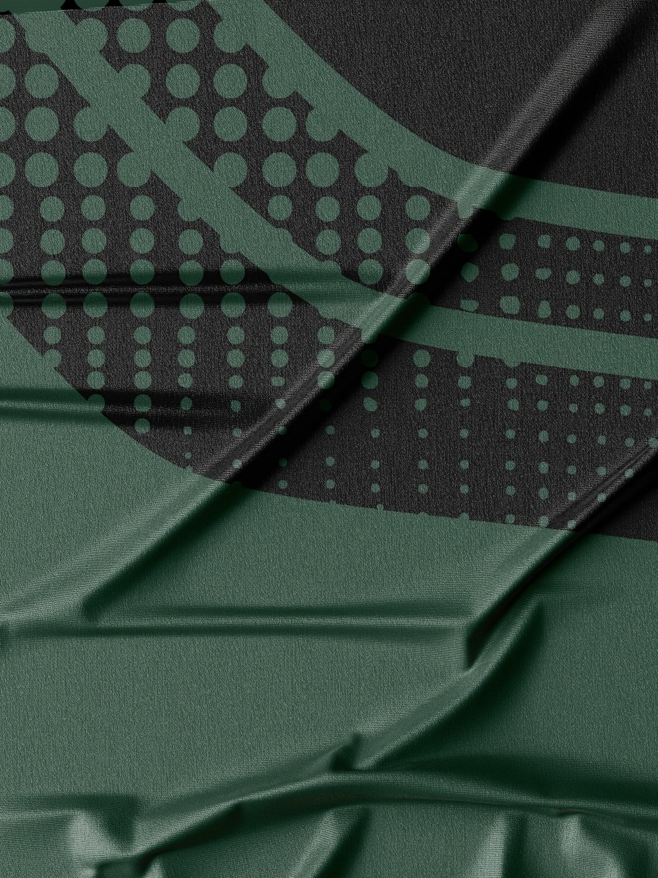 Zamonaviy erkaklar uchun qora va kulrang chiziqli qisqa yengli futbolka, raqamli bosma bilan. Havo o'tkazuvchi, namni yutuvchi polyesterdan tayyorlangan. Mustahkam va mashinada yuvish uchun qulay. Norasmiy yoki rasmiy kiyim uchun mukammal.