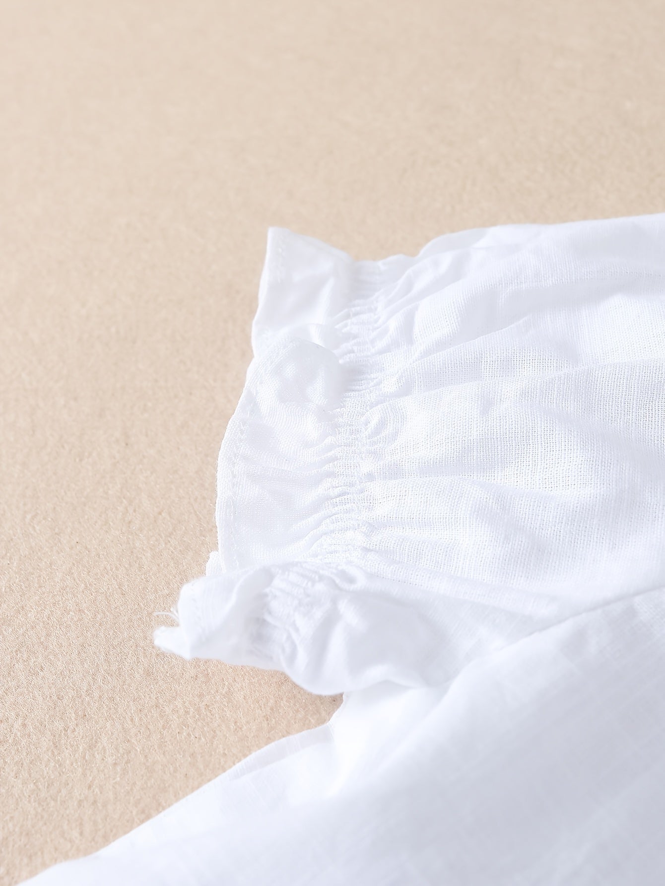 Детская летняя белая хлопковая блузка с вышитыми цветочными деталями и префпи-воротником-куколкой