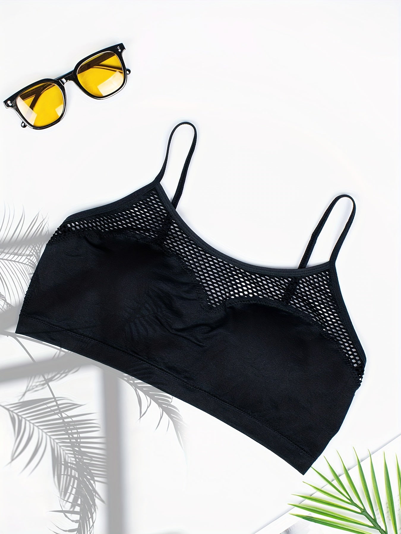 Дышащий сетчатый топ-бра для женщин с съемными подушечками и безкаркасной поддержкой в однотонном цвете.