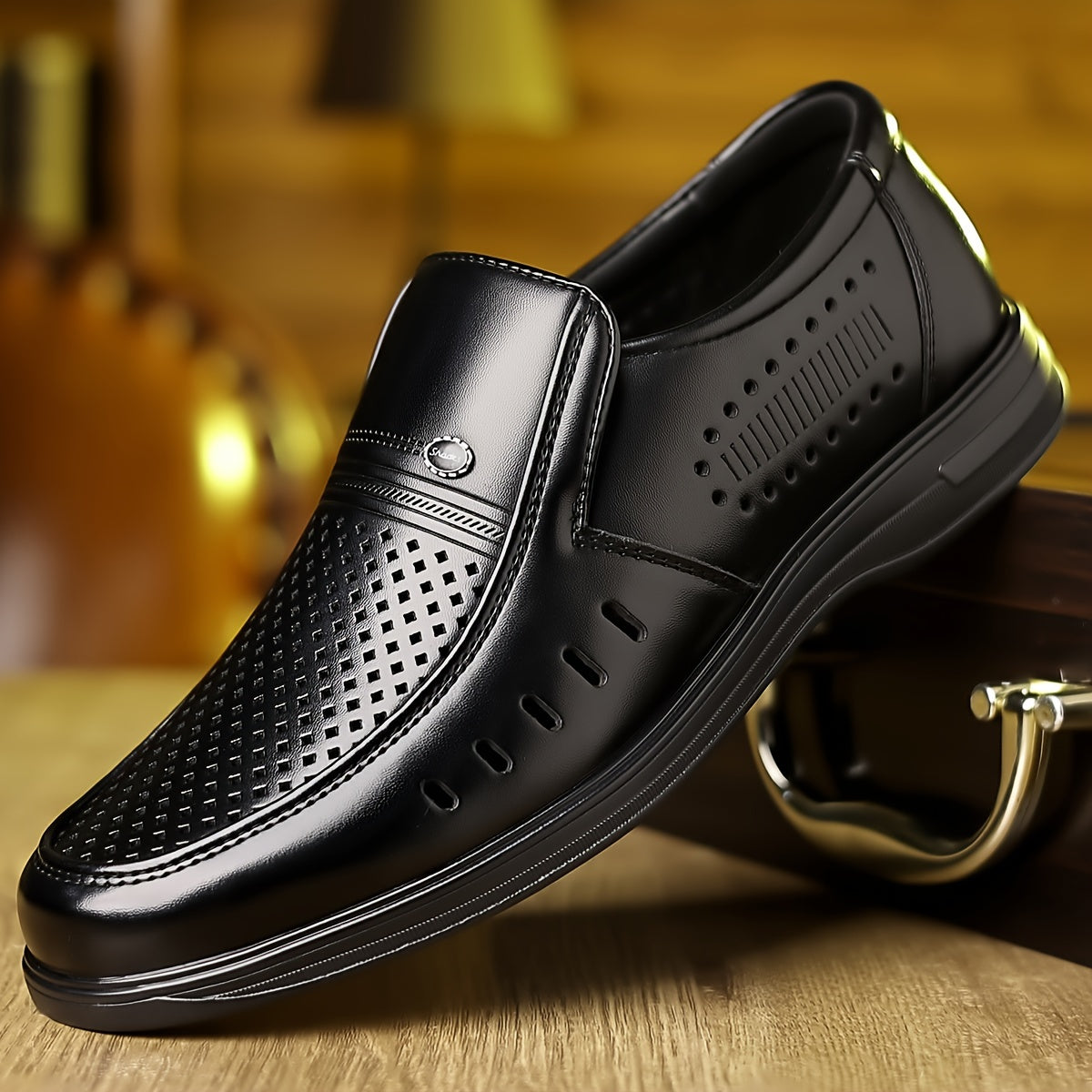 Katta o'lchamdagi erkaklar uchun klassik slip-on loferlar, qulay va mustahkam, sirpanmaydigan tagliklar bilan.