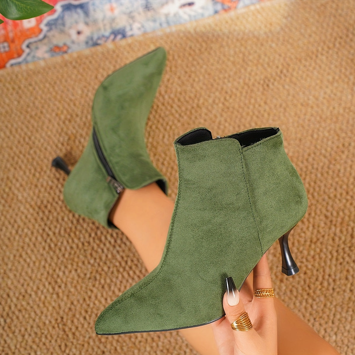 Yangi zamonaviy uchburchakli velur qisqa botinkalar ayollar uchun, barcha uslublarga mos keladi.