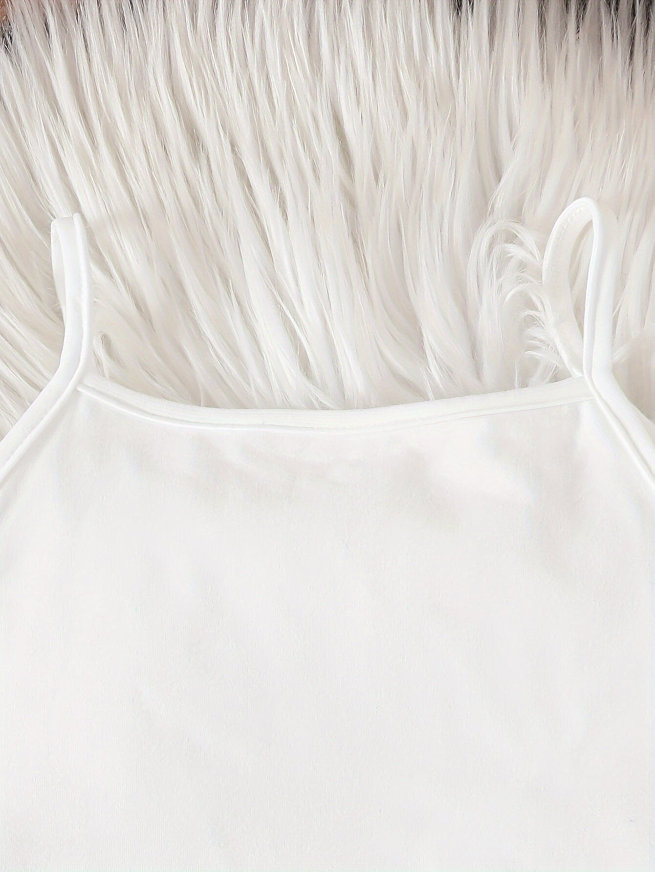 Qizlar uchun zamonaviy 3-qismli blazer to'plami, yengsiz jilet va baland belli shimlar bilan, kuz va ochiq havoda kiyish uchun ideal.