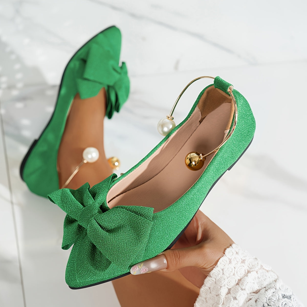 Bailarinas negras de punta con lazo y correa ajustable para mujer