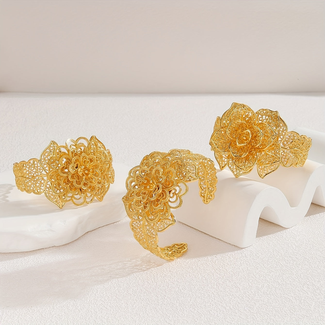 Zarif Vintage Luxurious 3-qismli 14K oltin qoplamali ochiq bilaguzuklar to'plami, bo'sh gullar geometrik notekis dizayni, sink qotishmasidan tayyorlangan ayollar zargarlik sovg'asi, to'ylar va banketlar uchun mukammal.