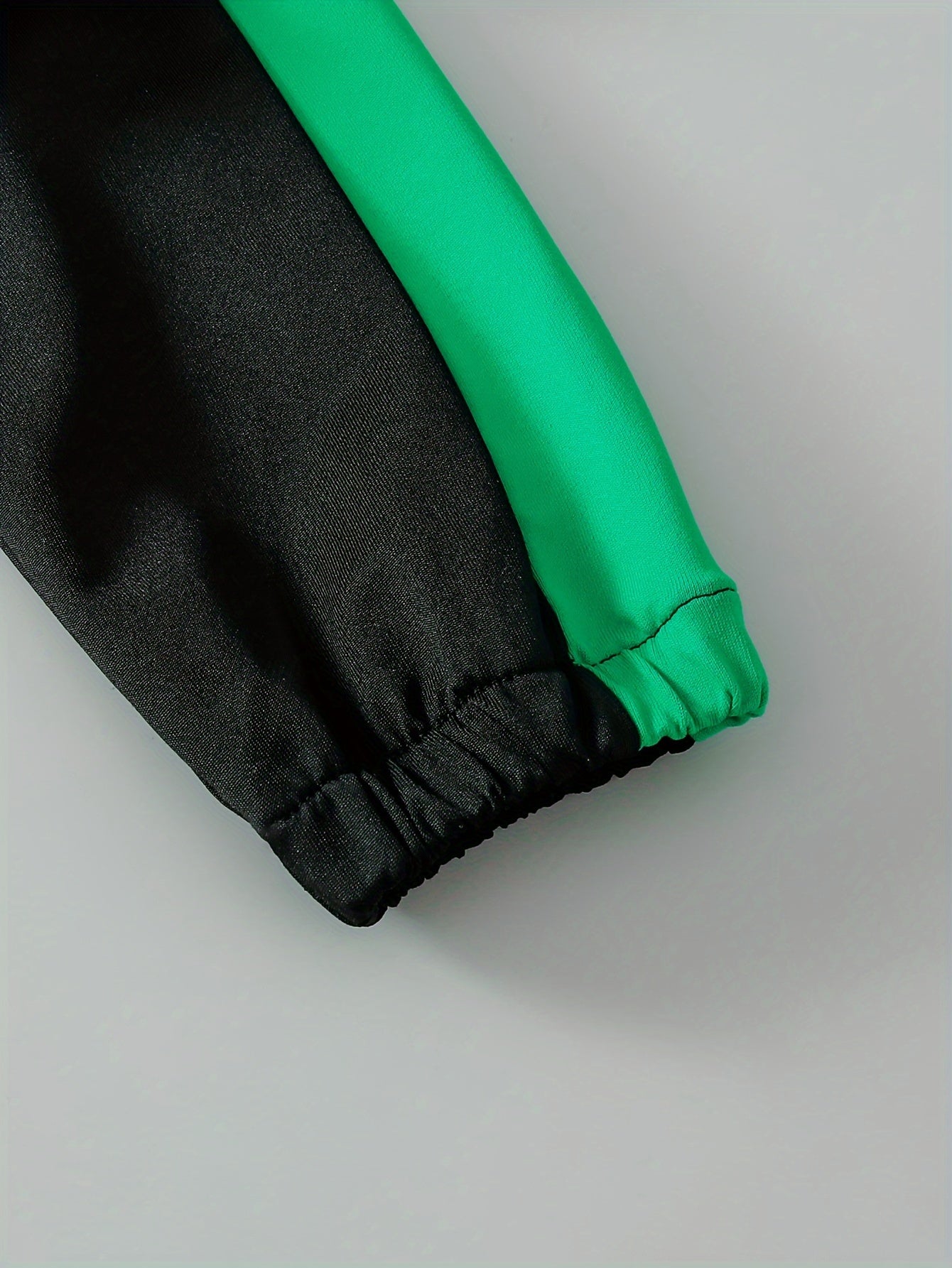 Yigitlar uchun kuzgi kapüşonli kurtka va shimlar to'plami, rang-barang patchwork va zip bilan