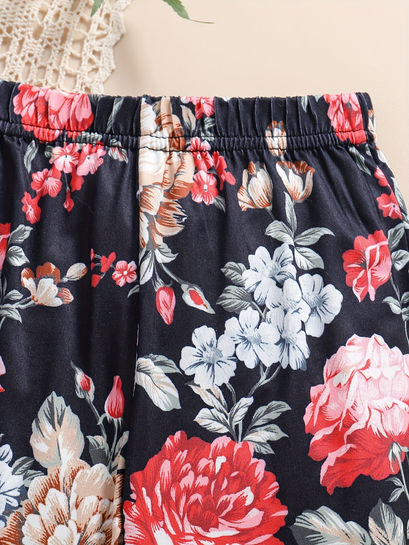 Девчачий комплект из двух предметов: черная блузка с расклешенными рукавами и расклешённые брюки для повседневных и школьных вечеринок