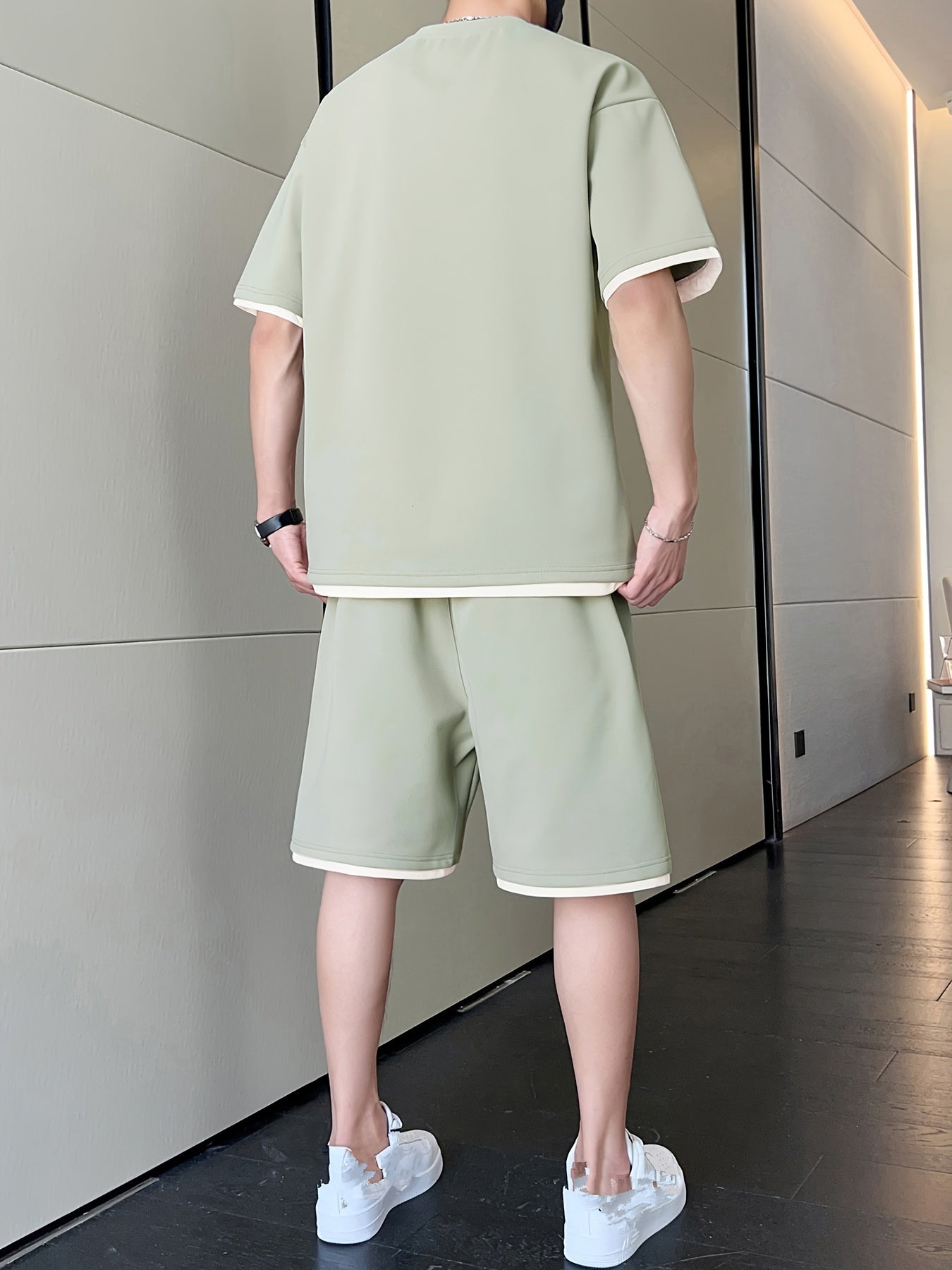 Yengil kulrang "DREAMS" printli erkaklar tasodifiy sport kiyim to'plami. 100% polyesterdan tayyorlangan, mashinada yuvish mumkin. Yozgi kiyim uchun mukammal.