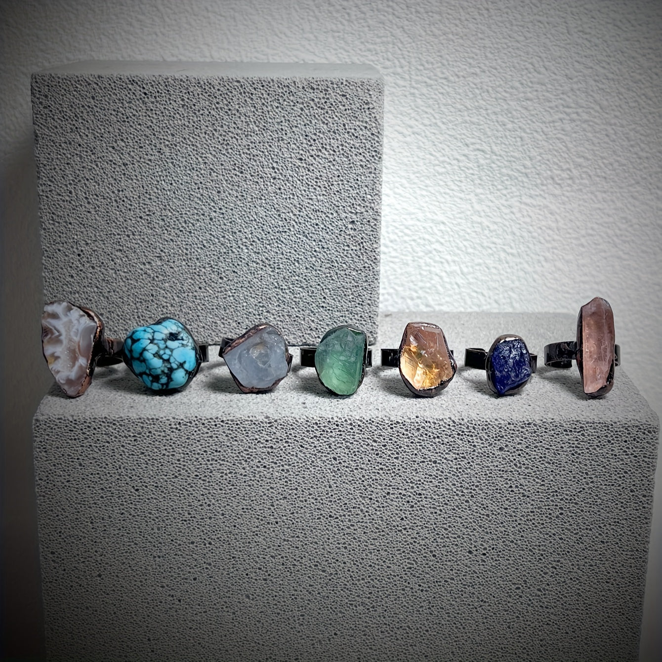 Элегантное винтажное кольцо с натуральным кристаллом неправильной формы, доступное в нескольких цветах, подходящее как для мужчин, так и для женщин. Обратите внимание, что каждая камень может отличаться по форме и цвету из-за своих природных свойств.