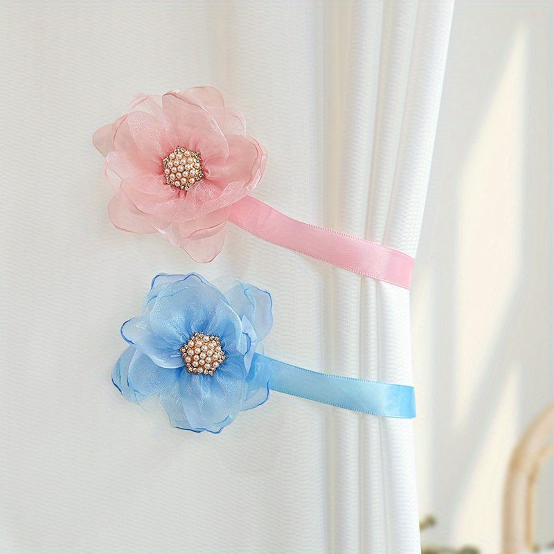 Uyingizning dekoriga nafislik qo'shing, bu go'zal 3D gullar dizayniga ega Magnit Pardalar Bog'ichlari bilan. Yuqori sifatli polyester lentadan tayyorlangan, u yotoqxona yoki yashash xonangizdagi pardalarni ushlab turish uchun mukammaldir.