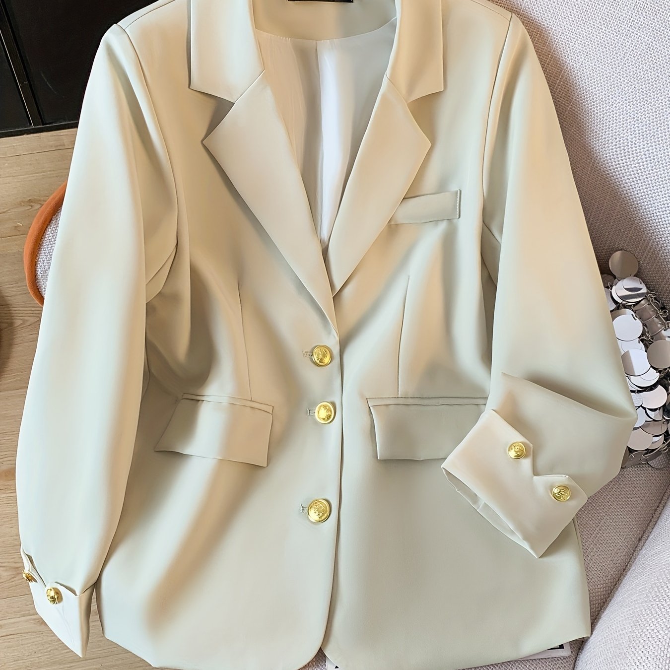 Blazer de poliéster azul claro para mujer con detalles de botones dorados para primavera y otoño

Source:
Women's Light Blue Polyester Blazer with Gold Button Details for Spring and Fall