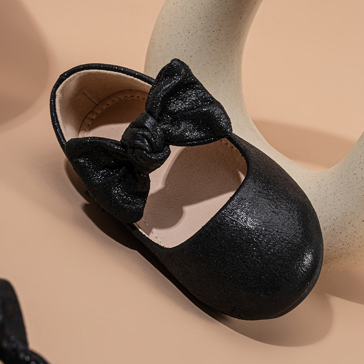 Qizlar uchun zamonaviy kamon tugmachali tekis poyabzal, partiyalar va bayramlar uchun mukammal