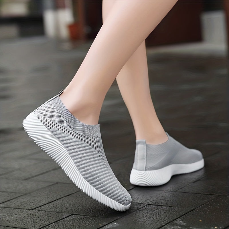 Ayollar uchun kundalik nafas oladigan slip-on sport poyabzali, bir rangda yurish uchun