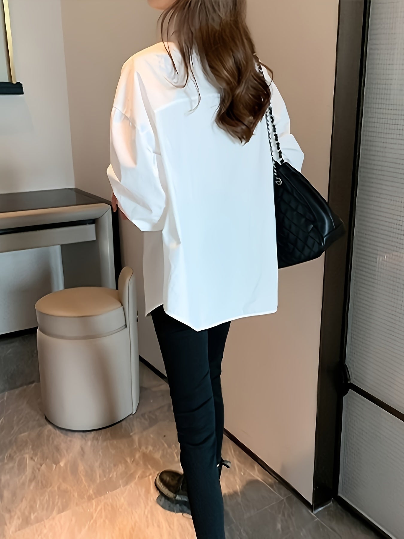 Рубашка с длинными рукавами и лацканами однотонного цвета, идеальна для весны и осени.