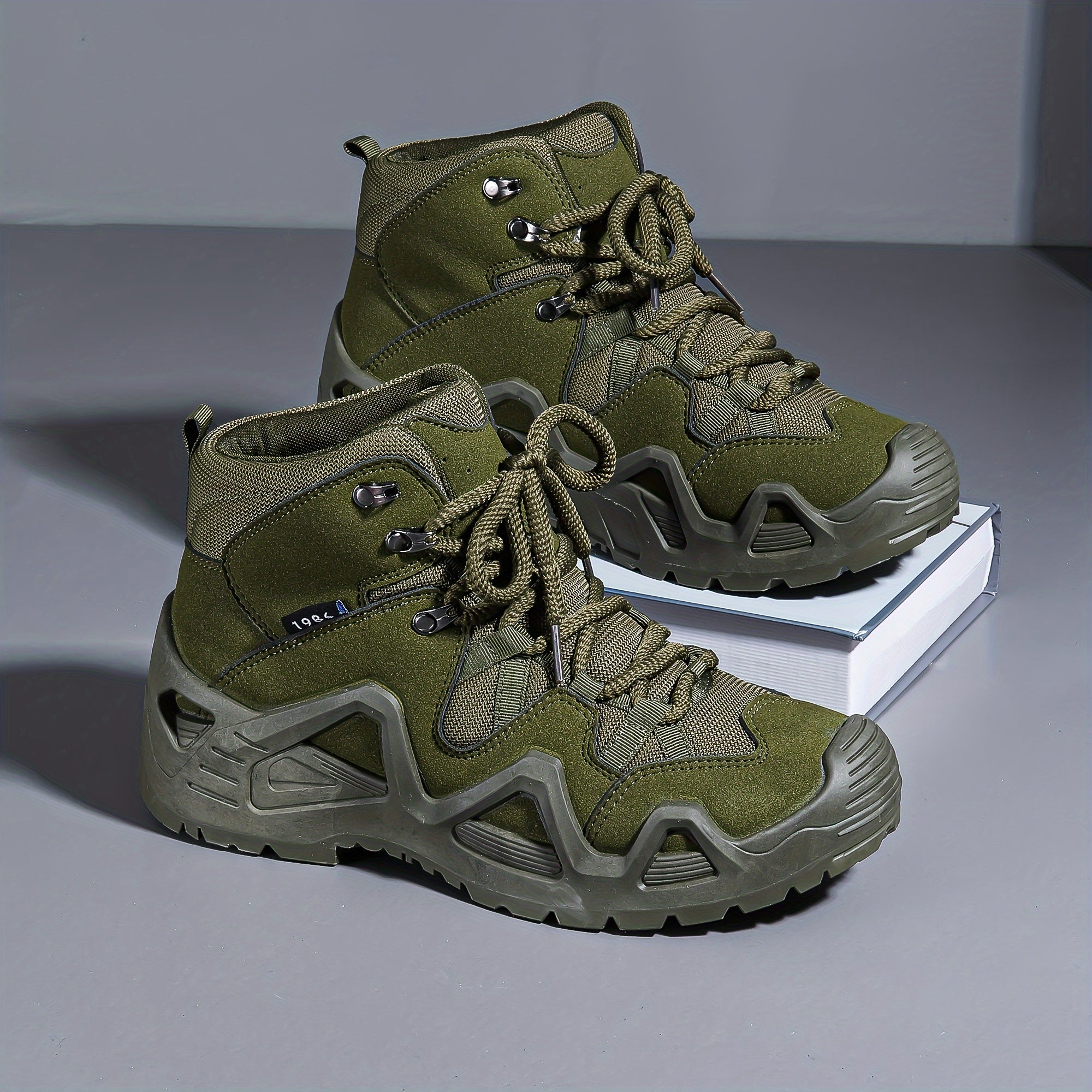 Erkaklar uchun qattiq piyoda botinkalari - lagerda, toshga chiqishda va tog'ga chiqishda kabi ochiq havoda faoliyatlar uchun ideal.