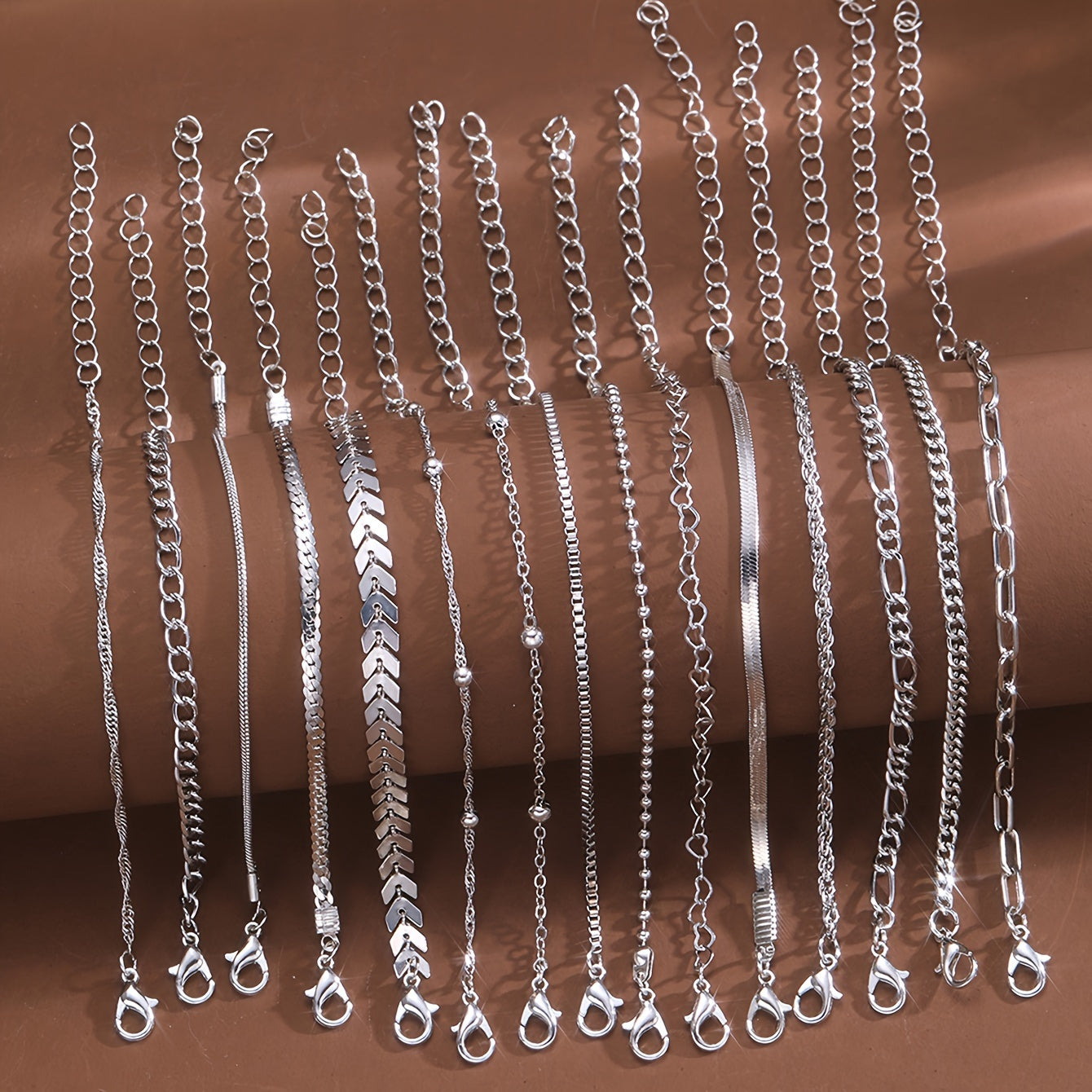 Vintage nafis jozibali bilakuzuklar yurak va doira dizaynlari bilan, 15 dona to'plamda keladi. Moslashuvchan uzunligi ularni har kuni kiyish yoki sovg'a sifatida mukammal qiladi. Barcha fasllar uchun mos.