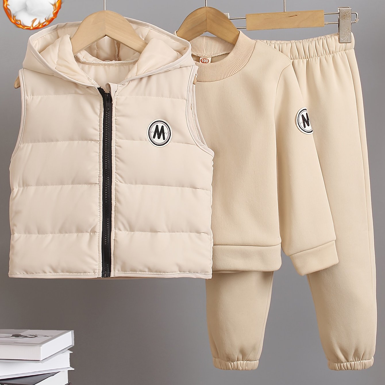 Conjunto de ropa casual para niños pequeños de otoño e invierno beige con sudadera con cremallera, chaleco y pantalones largos