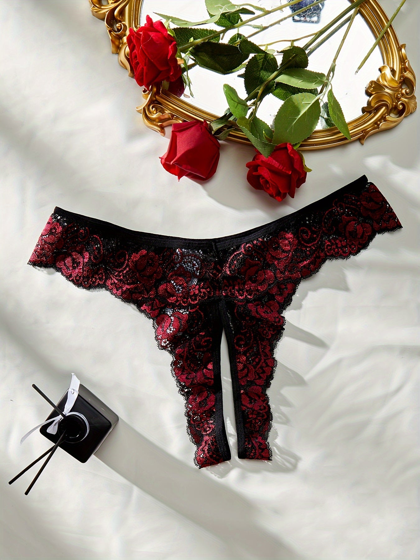 Panties de mujer de talla grande con encaje, de corte medio y semi-translúcido, en negro y rojo con estampado floral