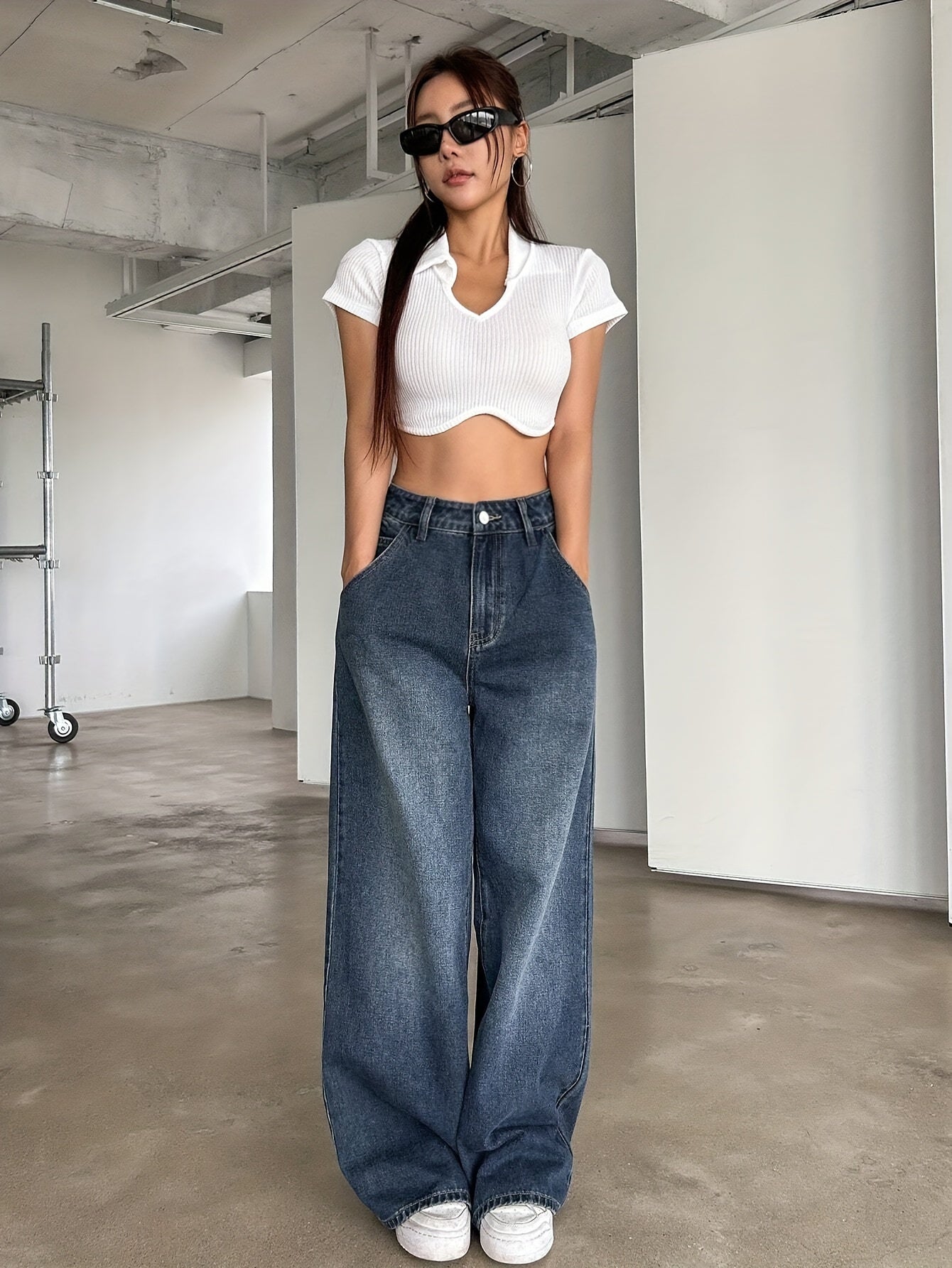 Women's Wide Leg Denim Jeans with Multiple Pockets and Vintage Style