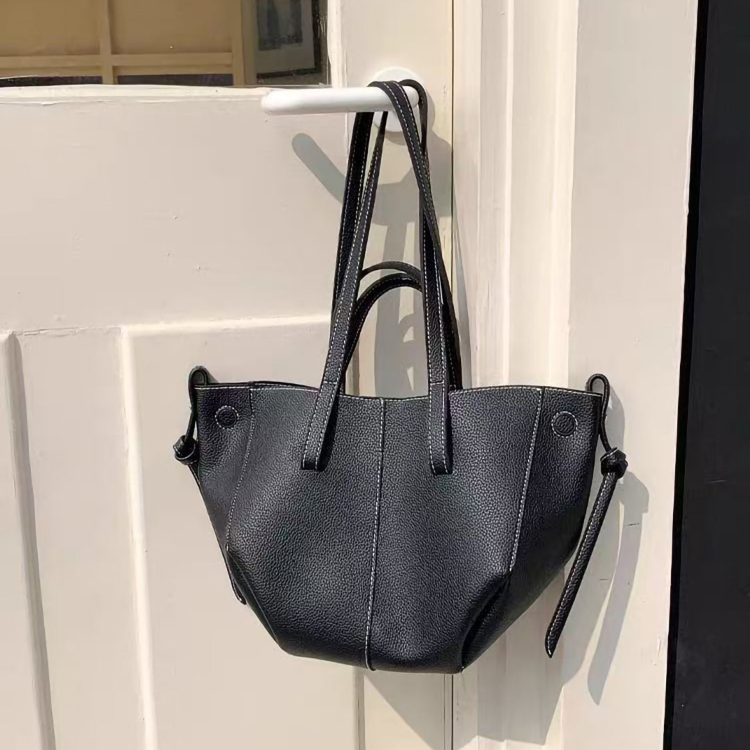 Moda uslubidagi to'plam sumkasi, bilakchali, keng dizayn, o'rnatilgan yelka tasmalari, magnit yopilishi, zamonaviy to'qilgan naqsh, va ichki qismi astarsiz - ayollar uchun zamonaviy aksessuar.