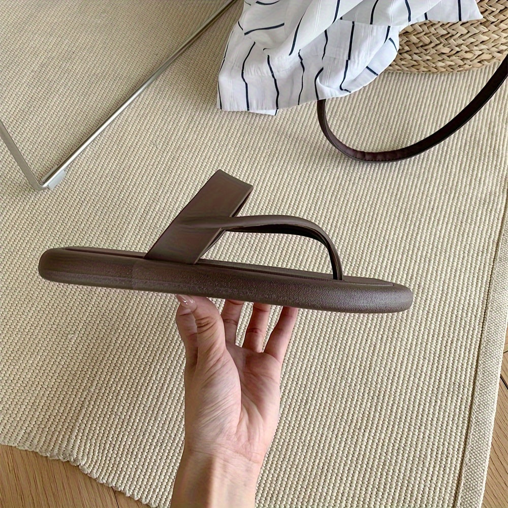 Ayollar uchun bir rangli flip-floplar, yumshoq PVC taglik bilan, yengil va sirpanmaydigan, tasodifiy dengiz qirg'og'ida kiyish uchun.