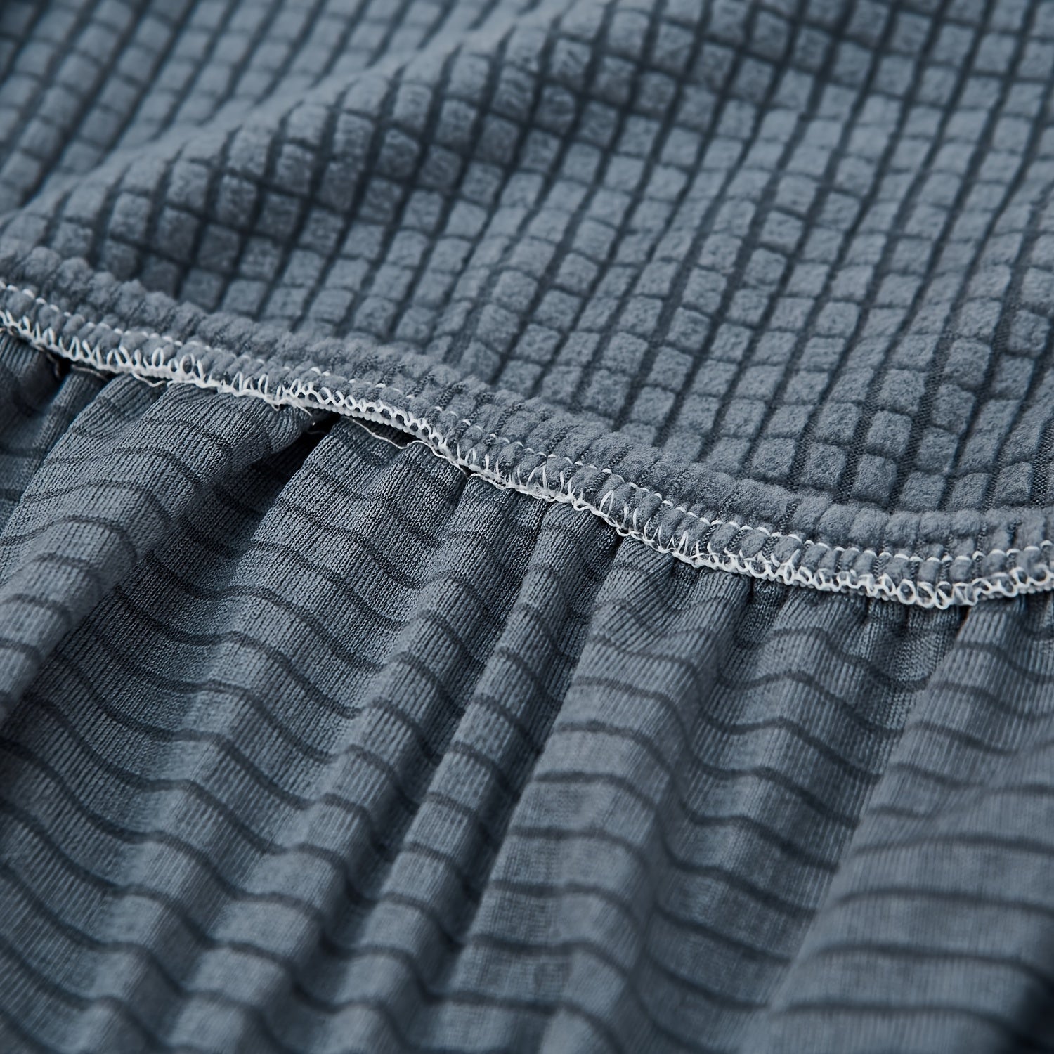 Надежный чехол для дивана защищает мебель от пролитий и пятен.