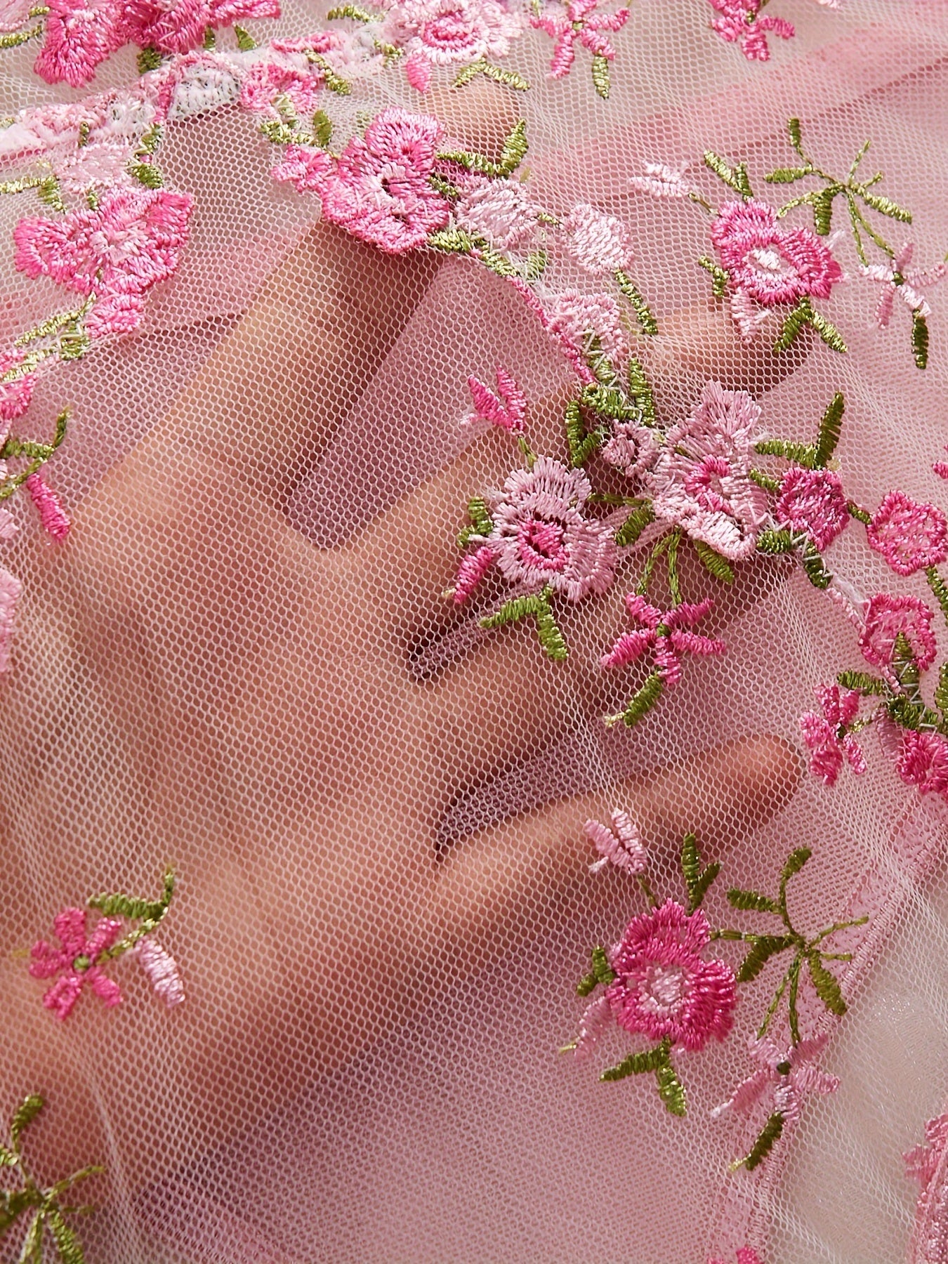 Qora rangli zamonaviy bodysuit, qizil gullar bilan bezatilgan, V-shakl, yuqori bel, va shaffof to'r mato. Ayollar uchun mukammal, faqat qo'l bilan yuvish.