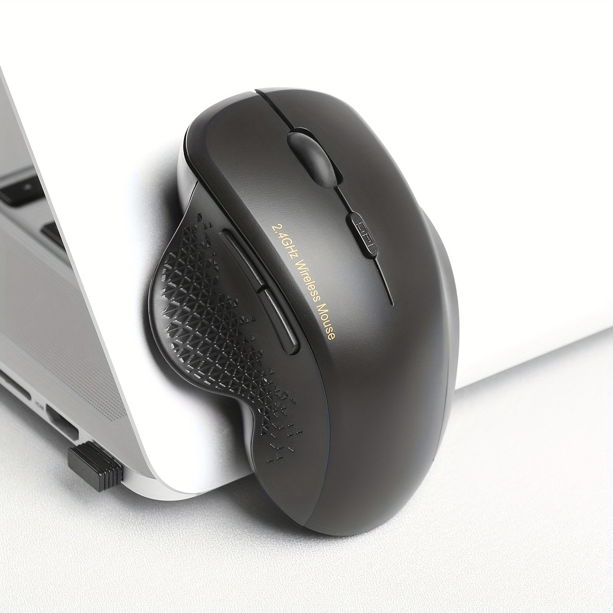 Эргономичная беспроводная мышь для игр, офиса и развлечений. Упрощенный дизайн с удобным хватом. Питается от батареи с оптическим сенсором. Совместима с Windows 10 (батарея не