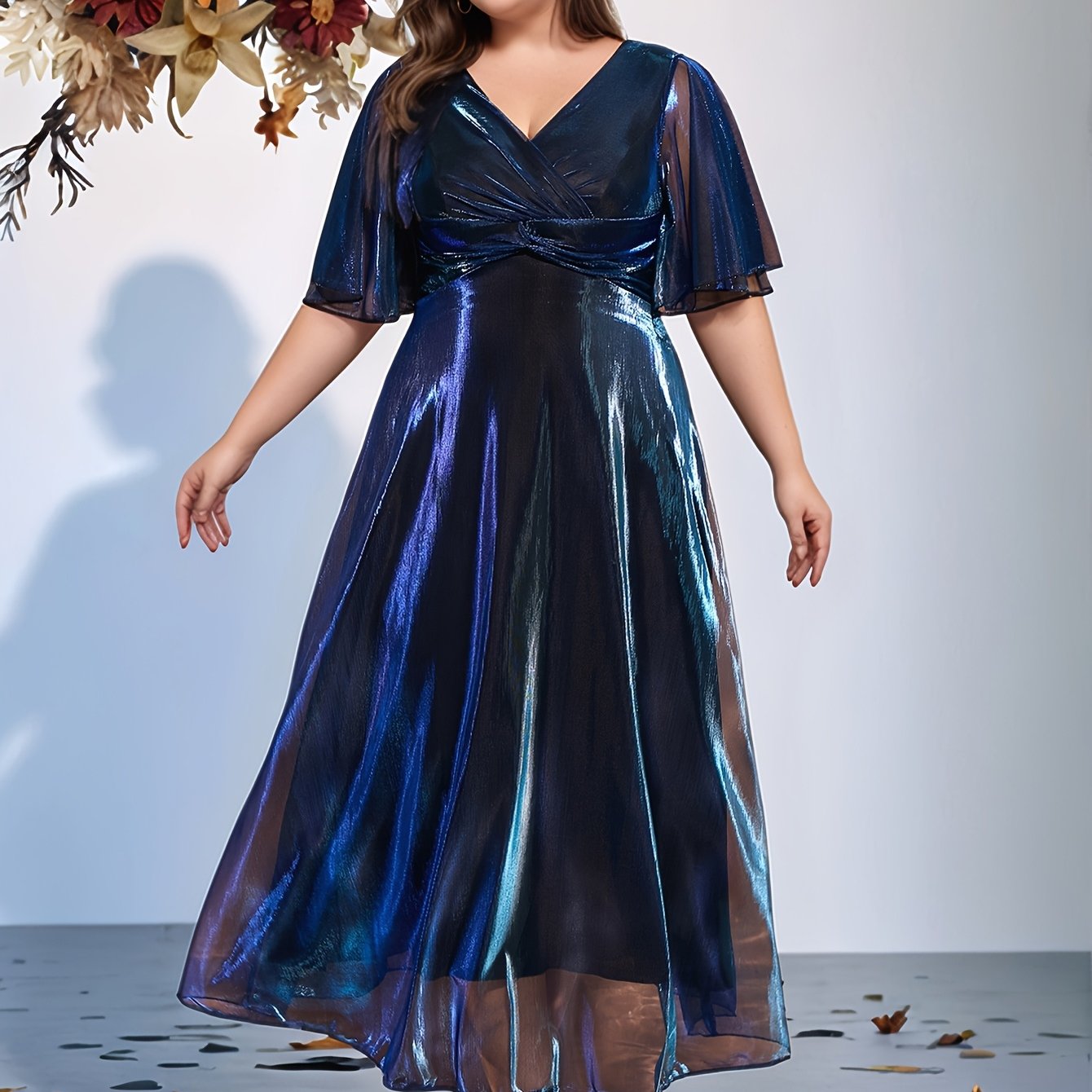 Vestido midi de talla grande con escote en V, mangas con volantes y abertura lateral púrpura dorado