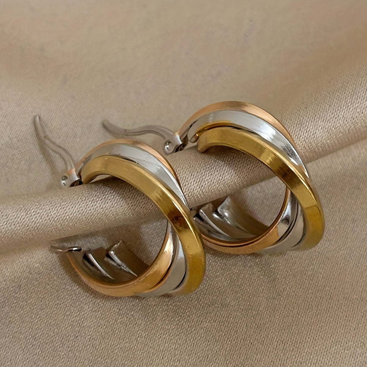 Ko'p rangli burama uch qatlamli halqa bilaguzuklar, ikki rangli leverback dizayni bilan, har qanday partiya, klub yoki ta'til kiyimiga rang va uslub qo'shish uchun mukammal. Sevimli insoningizga ajoyib zargarlik buyumlarini sovg'a qiling.