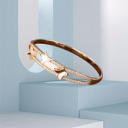 Mikro-inlay qilingan sintetik zirkoniya bilan bezatilgan, minimalist INS uslubida yaratilgan, nafis dizayndagi bilaguzuk - bu eng ko'p sotiladigan buyum.