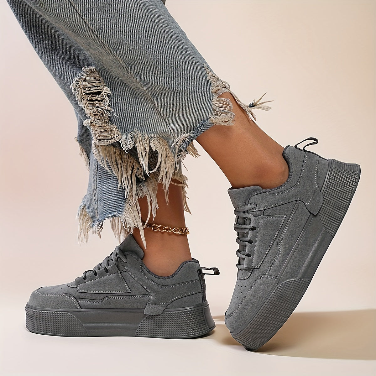 Ayollar uchun klassik bog'ichli pastki skateboard krossovkalari, bir xil rangli blok dizayni va balandlikni oshirish xususiyati bilan. PU yuqori qismi, mato ichki qismi va EVA tagligi bilan barcha mavsumlarda qulaylik uchun ishlab chiqarilgan.