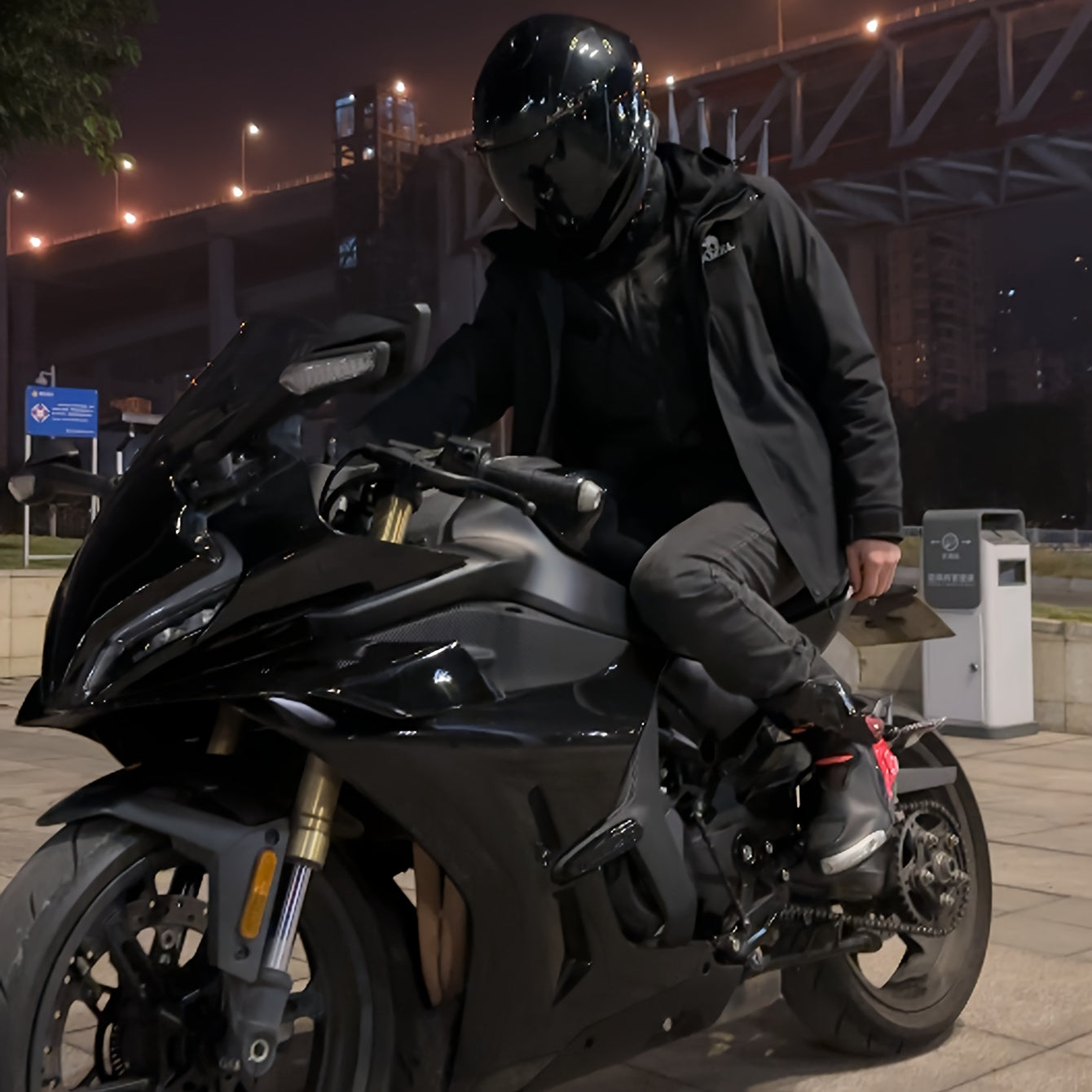 Full Face Motorcycle Helmet with Dual Visor Ventilation System and Quick Release for Men and Women