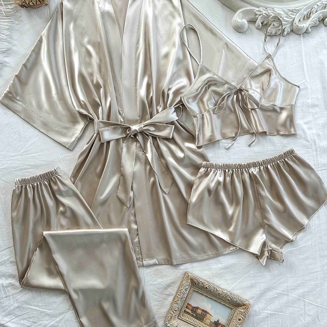 Ayollar uchun 4 qismli saten pijama to'plami V-shaklidagi robe, ichki kiyim, shorti va uzun shimlardan iborat, bitta rangda. Har mavsumda qulay to'qilgan polyesterdan tayyorlangan.