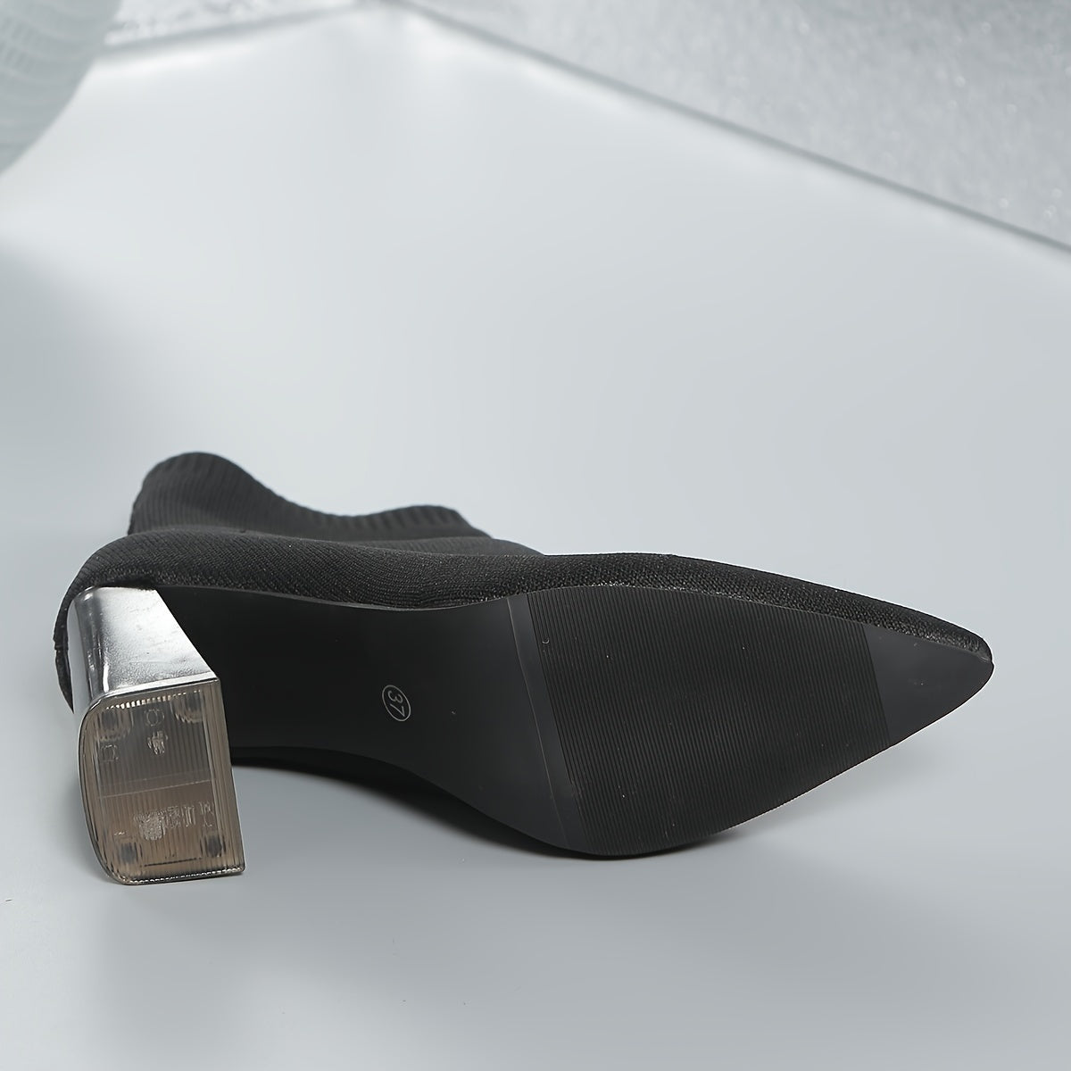 Ayollar uchun elegant to'qilgan ankle botinkalar, bir rangli va uchli to'siq to'pi bilan. O'z ichiga oladi: slip-on cho'ziladigan mato yuqori qismi, gummi taglik va no'vli mato ichki qismi. Har mavsum uchun mos.