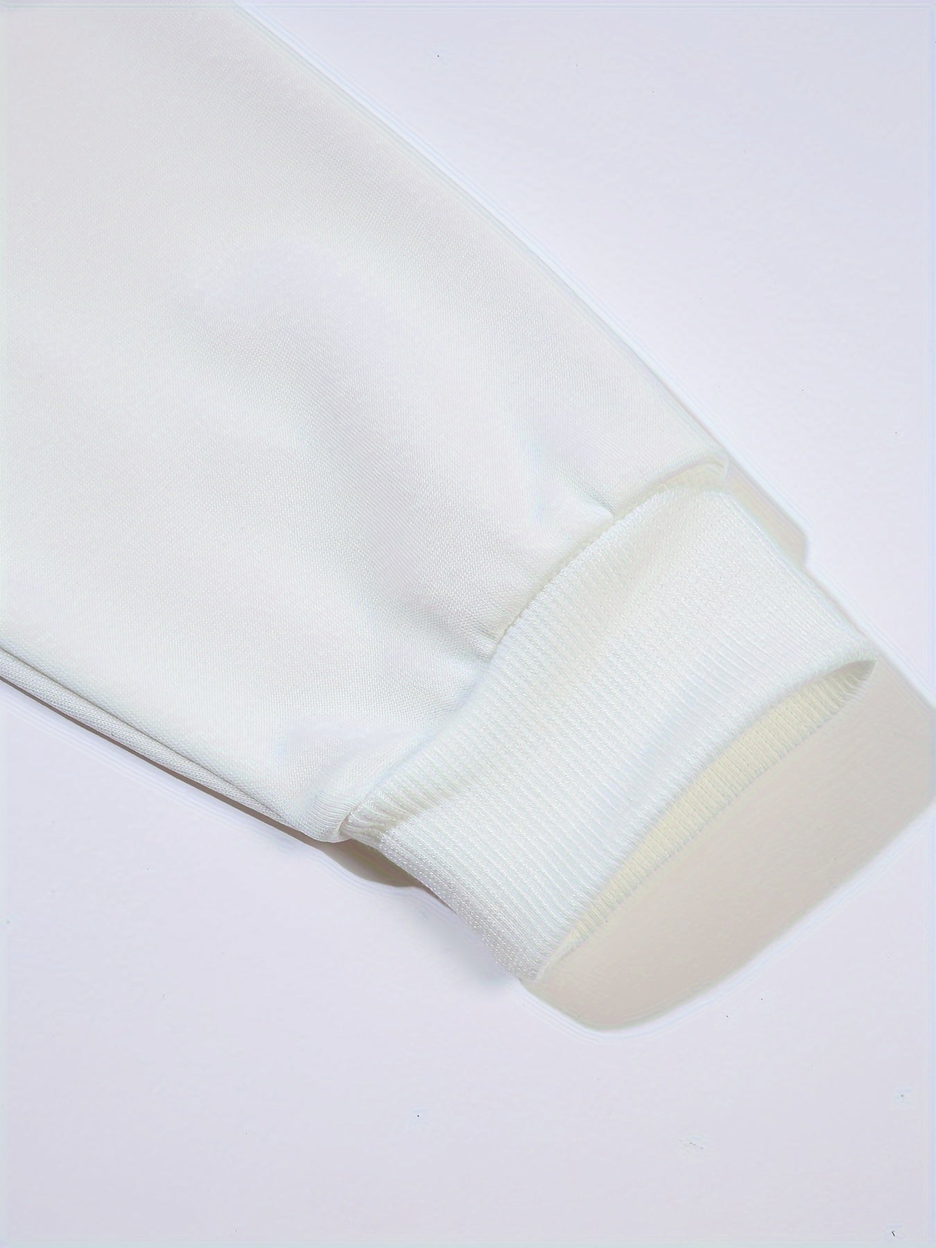 Толстовка бежевого цвета с круглым вырезом и черным принтом для женщин