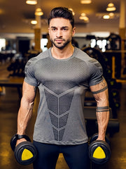 Camiseta de compresión atlética para hombre con estampado de flechas, transpirable, de poliéster, de manga corta para gimnasio y fitness