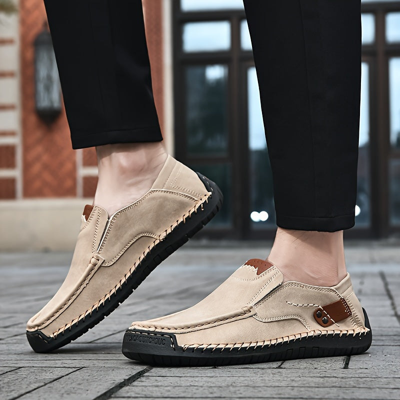 Erkaklar uchun plussiz o'lchamdagi slip-on loferlar, mikrofiber yuqori qismi va qulay va mustahkam yurish poyabzallari uchun sirpanmaydigan kauchuk taglik.