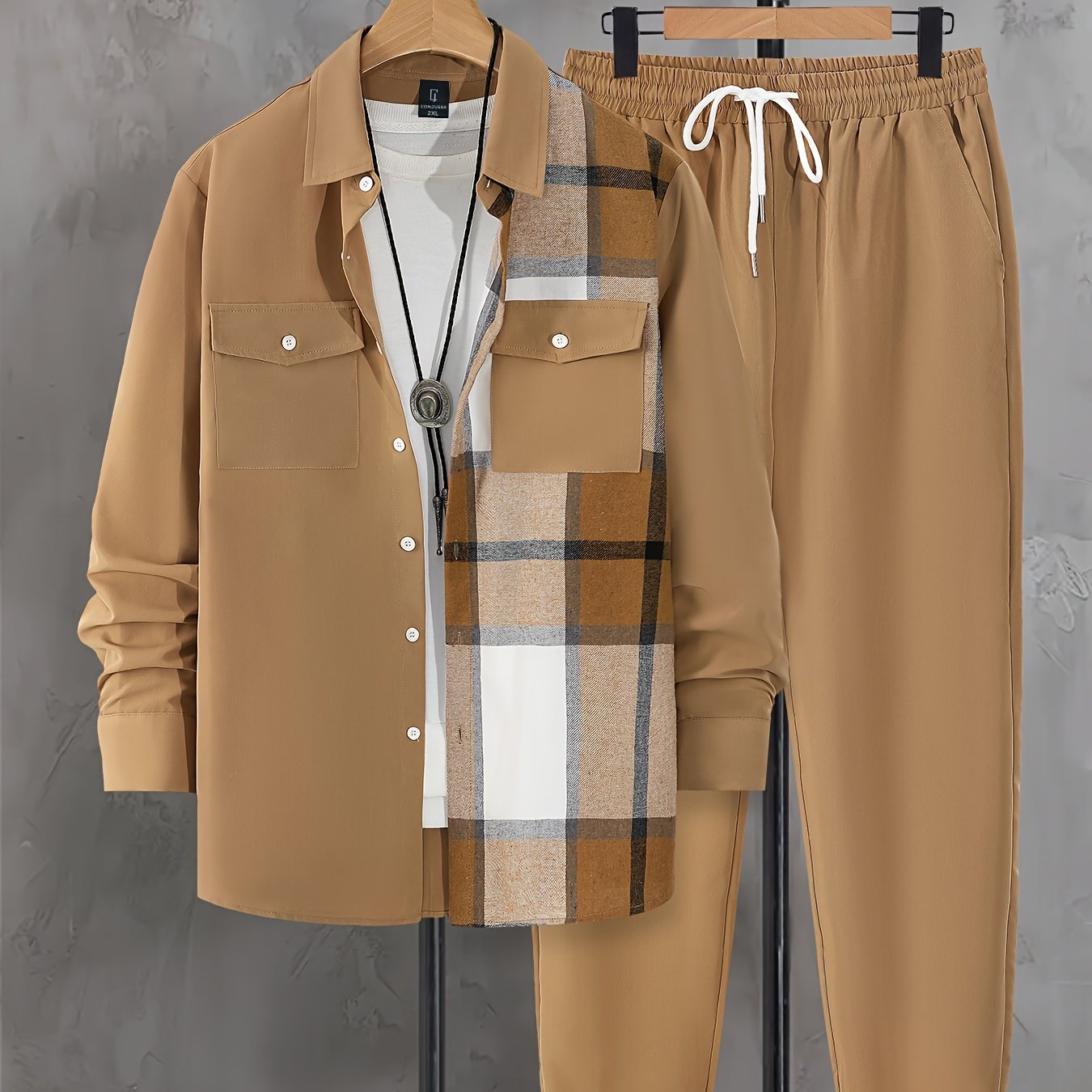 Katta o'lchamdagi erkaklar uchun qizil va jigarrang tekis to'qimalar bilan ikki qismli kuz flanel to'plami, cho'ntakli tugmachali ko'ylak va tortish belli shimlarni o'z ichiga oladi, tasodifiy kiyim uchun polyester matodan tayyorlangan.