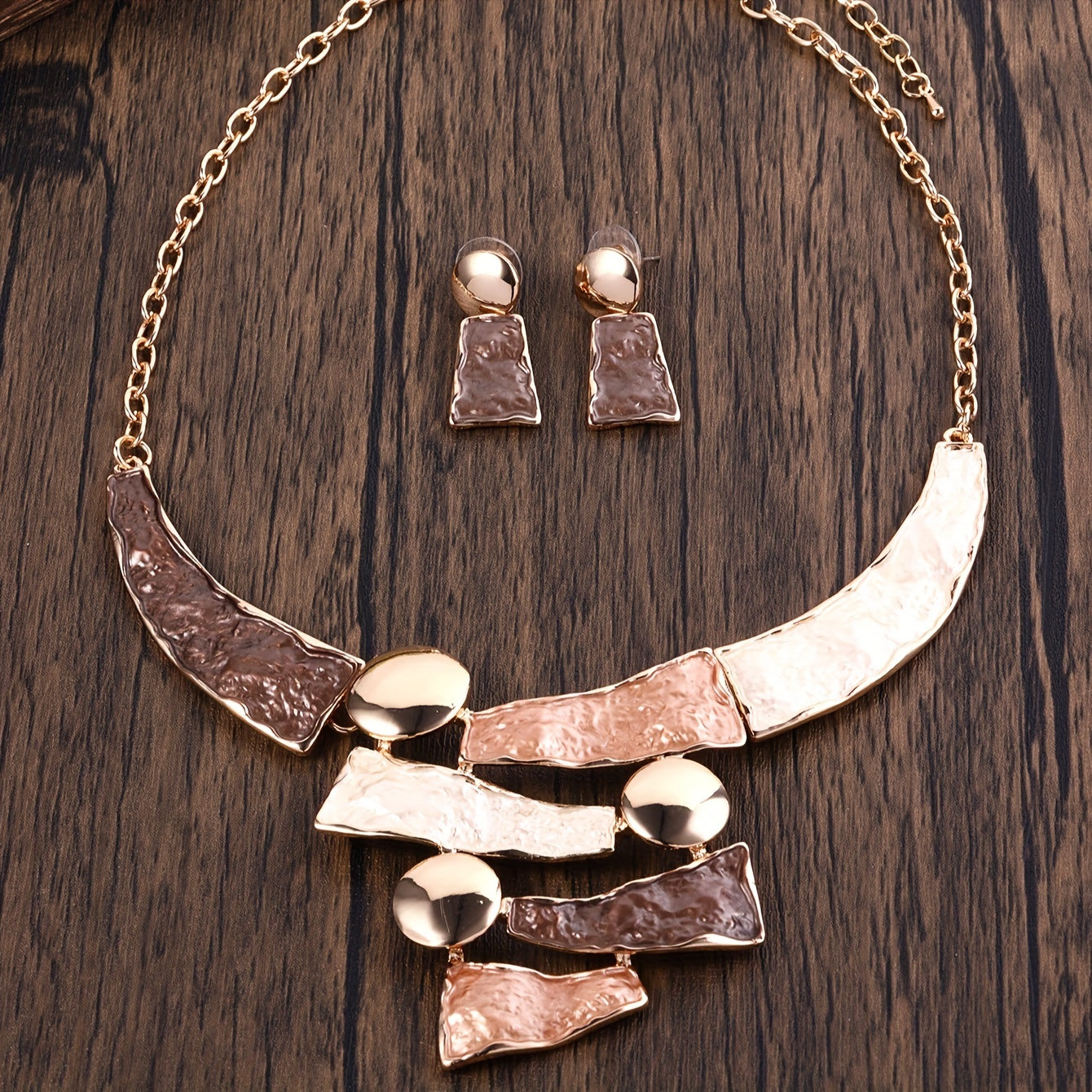 Ko'p rangli retro geometrik dizayndagi boho uslubidagi zargarlik to'plamlaridan birini tanlang, har birida bitta sirg'a va bitta marjon mavjud.