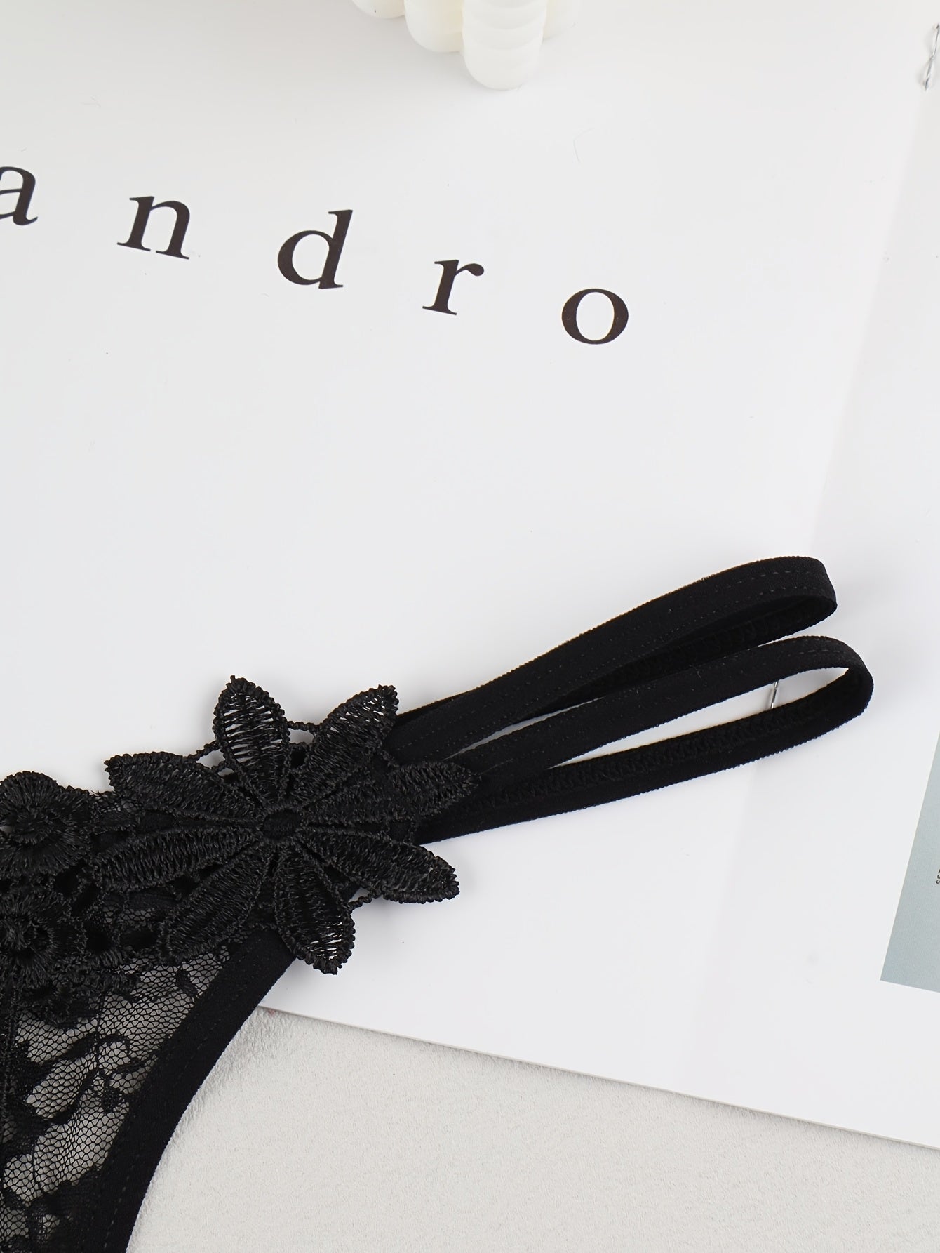 Красные кружевные стринги с сетчатыми деталями, изготовленные из 90% полиамида и 10% эластана, идеально подходят для взрослых.