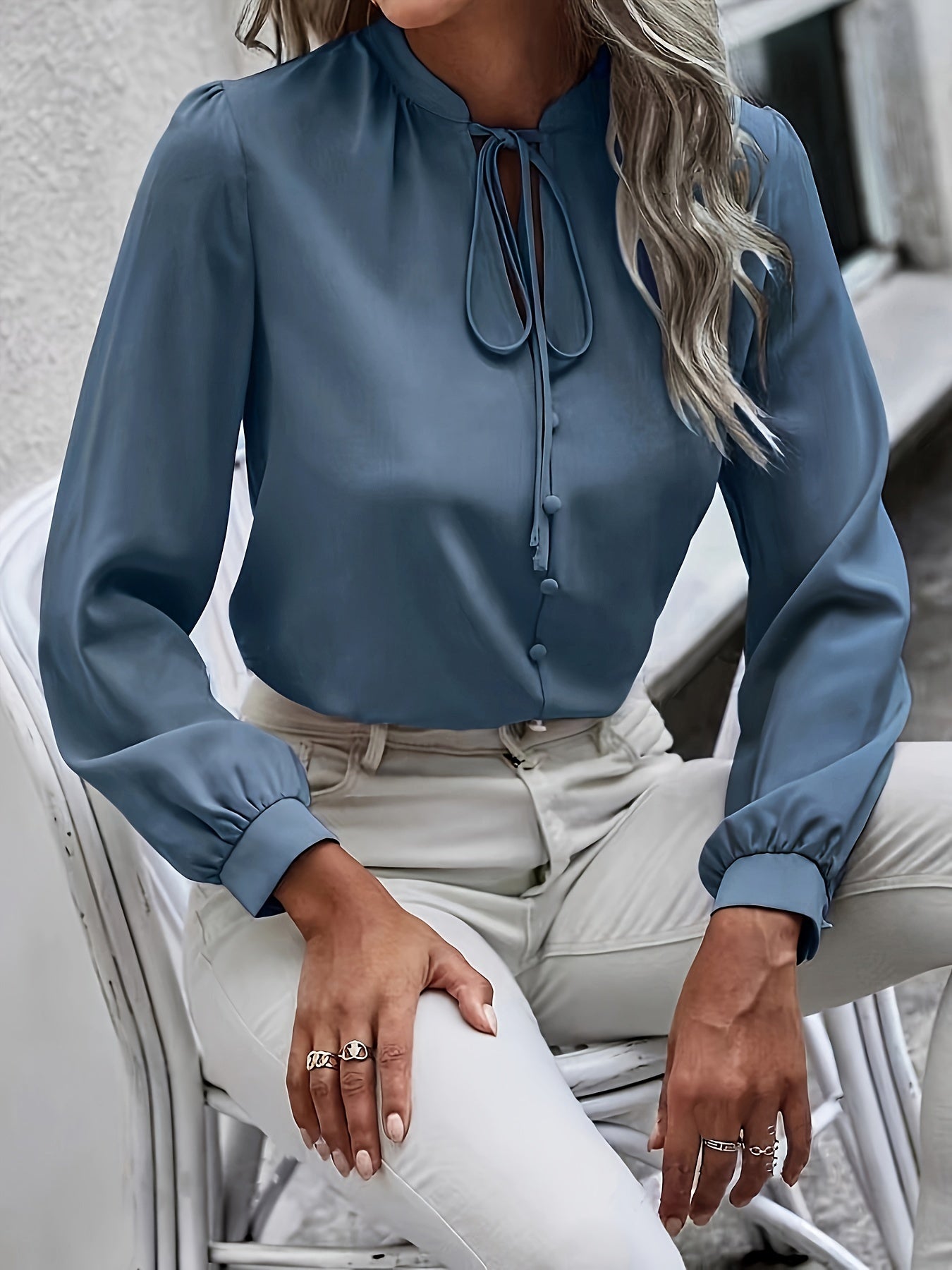 Элегантная бежевая блузка для женщин с завязкой. Изготовлена из полиэстера, машинная стирка, стойка, не просвечивает.