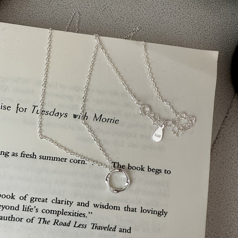 Это стильное ожерелье с подвеской в виде ленты Мёбиуса из стерлингового серебра идеально подходит как для повседневной носки, так и для особых случаев. Универсальный аксессуар для женщин, это ожерелье добавляет нотку изысканности к любому наряду.