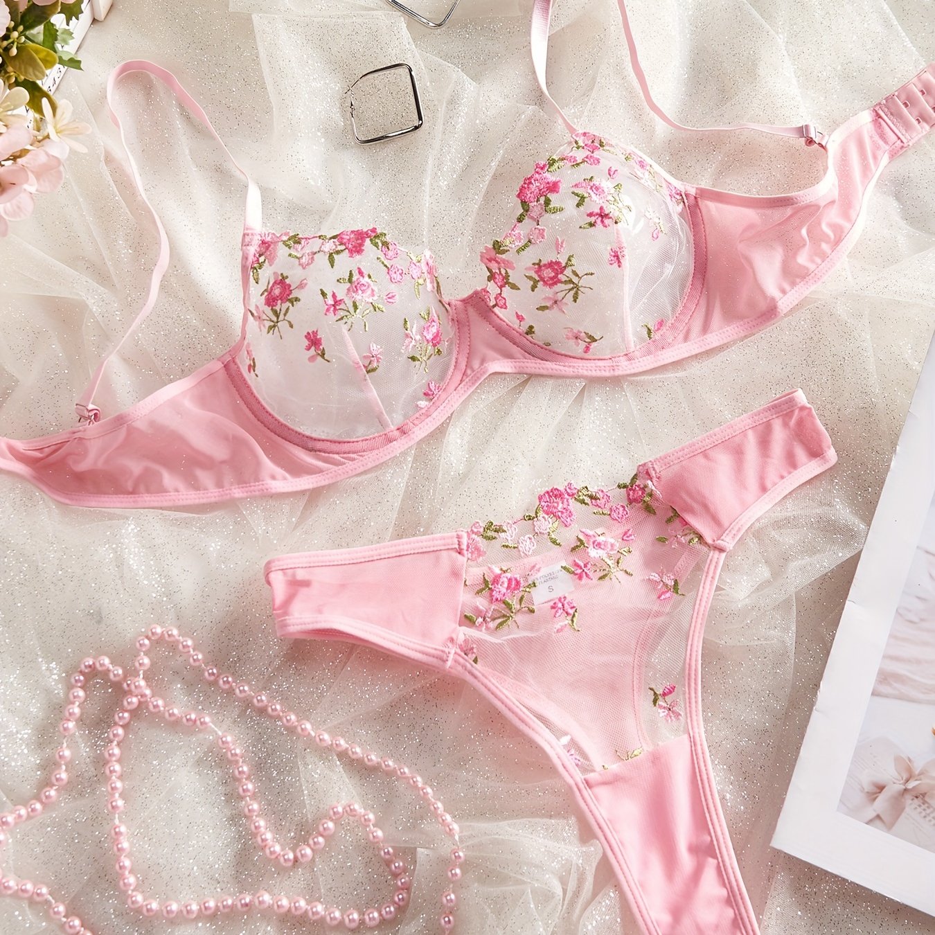 Вышитый комплект нижнего белья из двух частей с сексуальным жаккардовым принтом, кружевными деталями и комфортной трикотажной тканью.