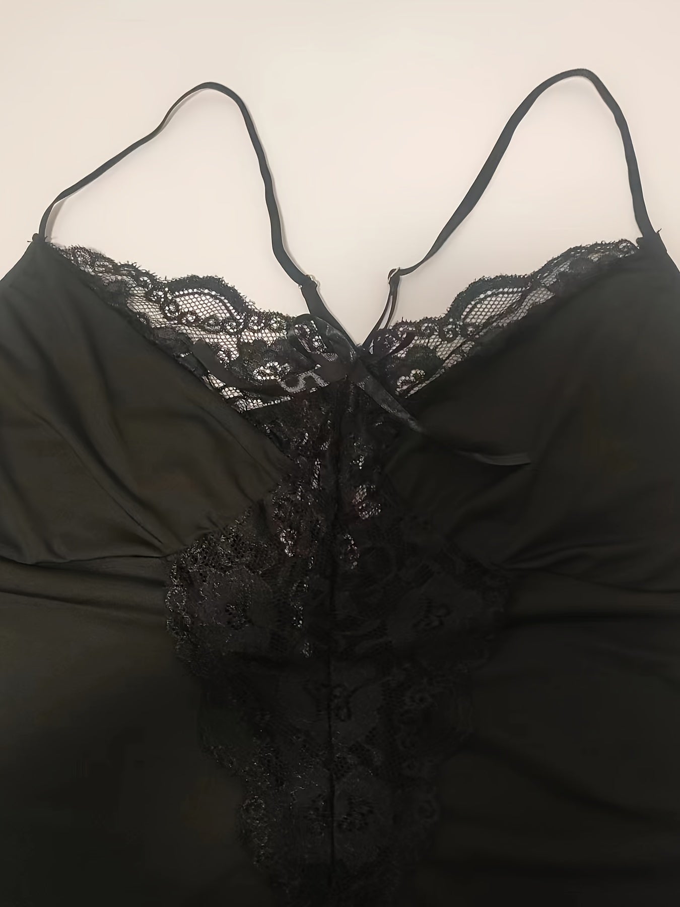 Plus Size Women Loose Deep V Lace Nightgown with Contrast Detailing