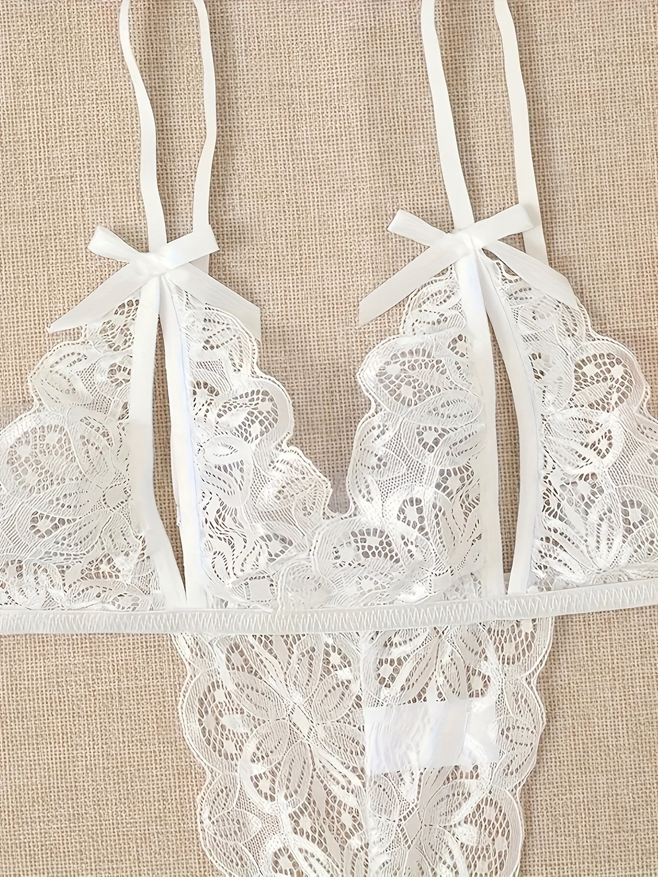 Yengil orqa va dantel thong bilan bezatilgan bow-dekorli bo'linma chashka bodysuit ayollar uchun.