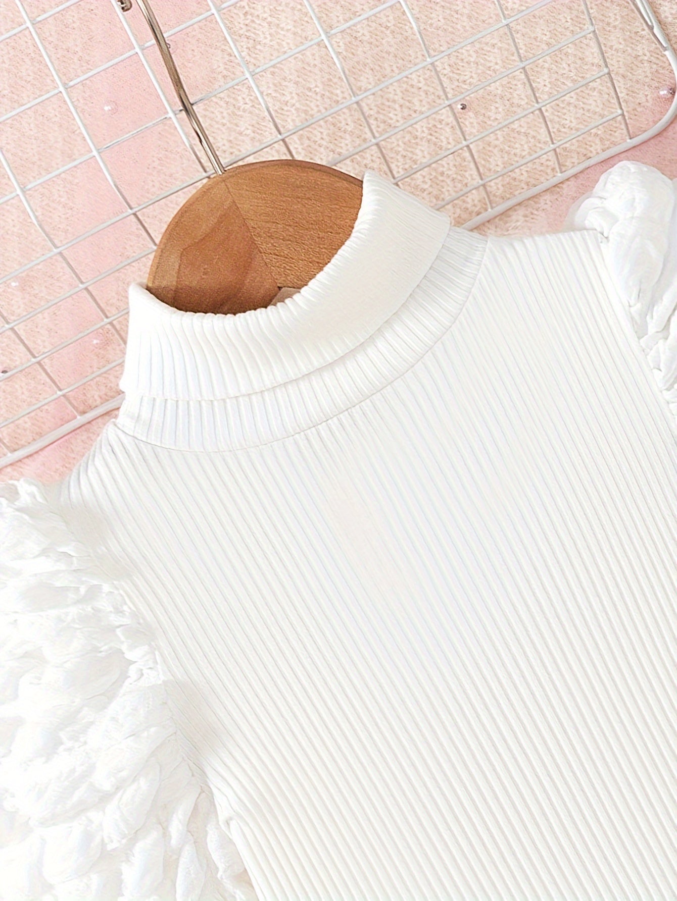 Kuz/qish uchun zamonaviy 4 qismli qizlar kiyim to'plami: bo'yinli ko'ylak, kurtka, suspendorli ko'ylak va kamar.