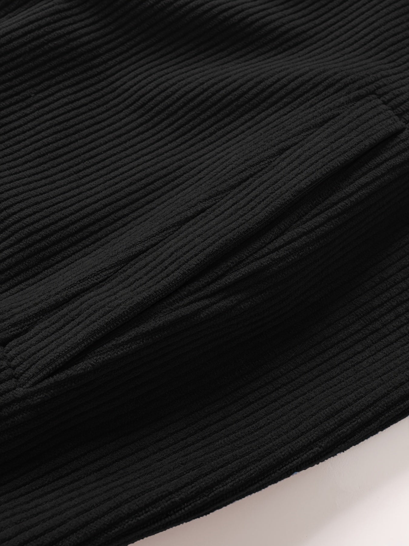 Katta va baland erkaklar uchun qora korduroy kurtka, zipli old qopqog'li cho'ntaklar bilan, kuz va qish uchun kundalik kiyim