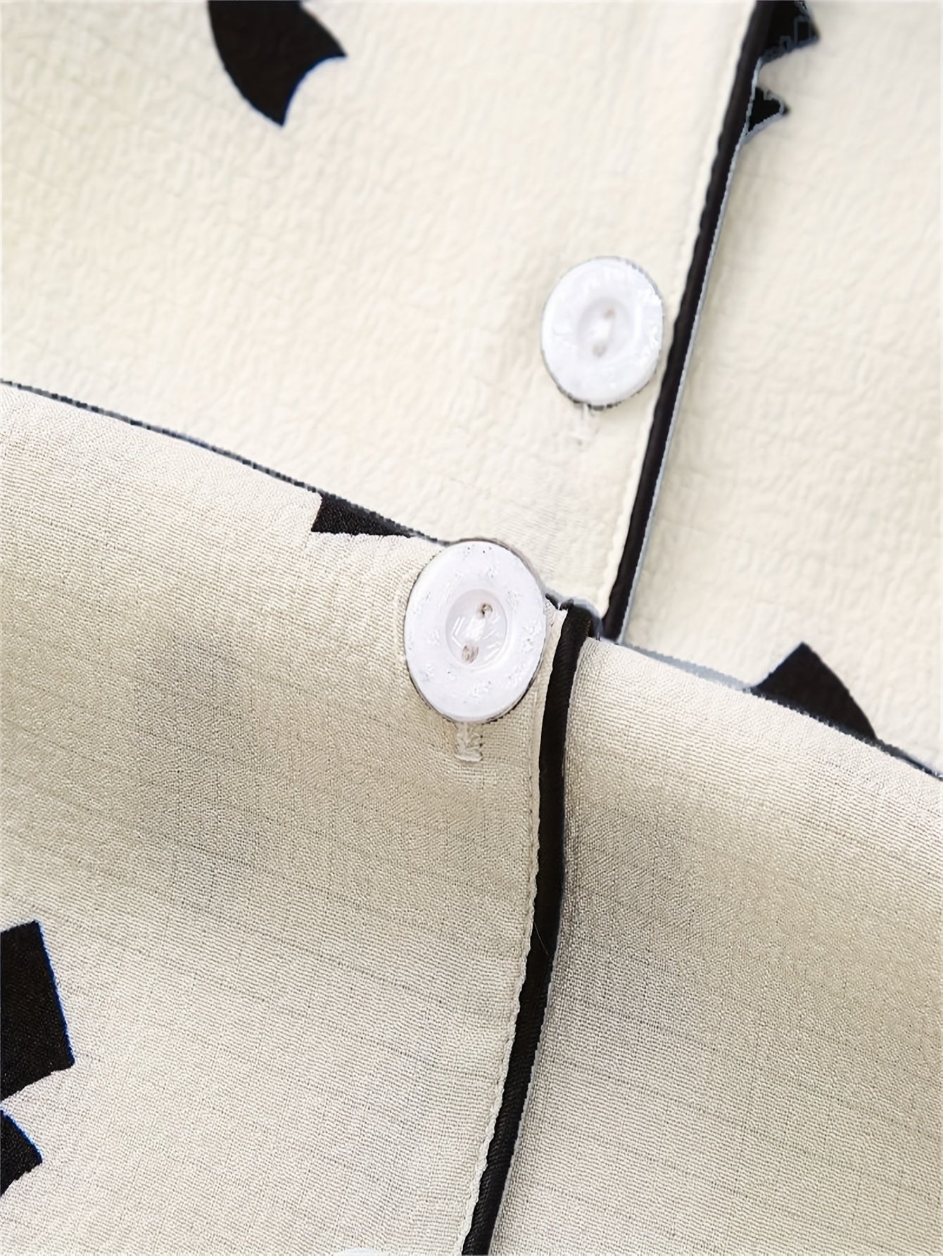 Bahor va kuz qizlarining pijama to'plami rang-barang uzun qo'lqopli ko'ylak va uzun shimlar bilan. Oddiy tugma va kamzul dizayni bilan tasodifiy, yoqimli va qulay.