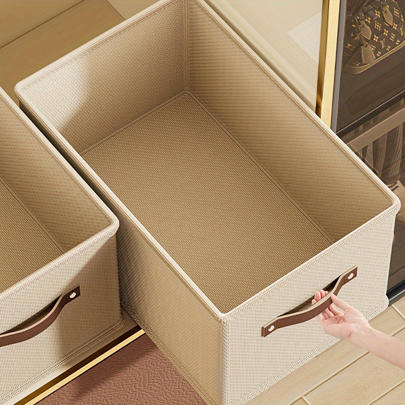 Qo‘lqopli to‘g‘ri burchakli saqlash qutilari, shkaflar yoki yotoq javonlari uchun mukammal. Ushbu yig‘iladigan mato qutilar kulrang yoki bej rangda bo‘lib, joyingizni tartibga solishda ideal. Yotoq osti saqlash uchun ham juda yaxshi!