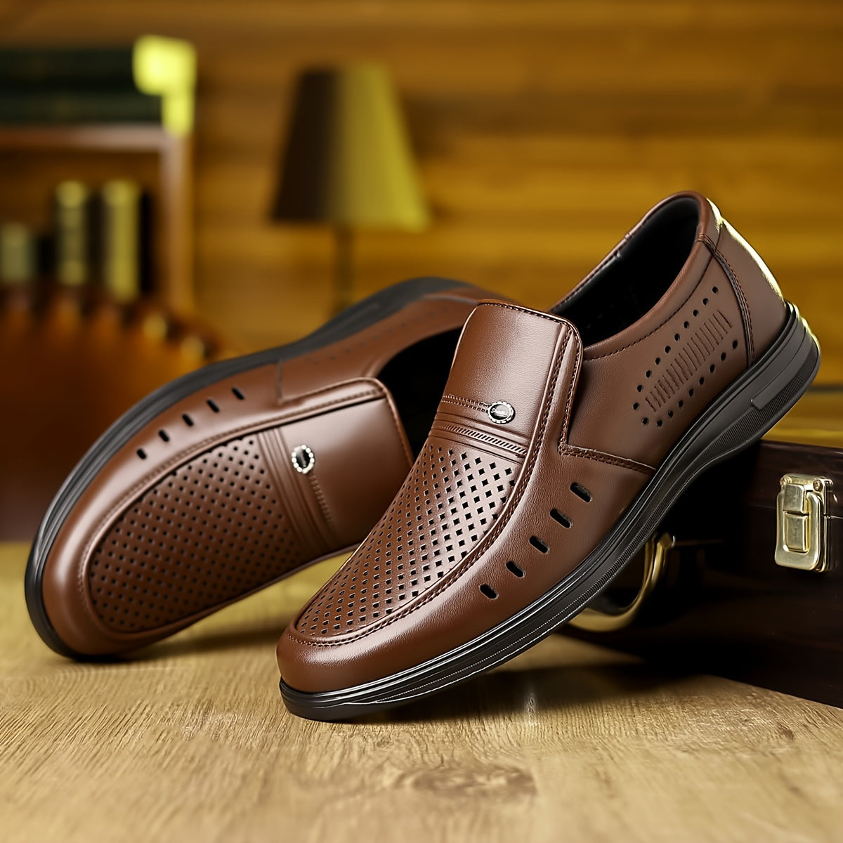 Katta o'lchamdagi erkaklar uchun klassik slip-on loferlar, qulay va mustahkam, sirpanmaydigan tagliklar bilan.